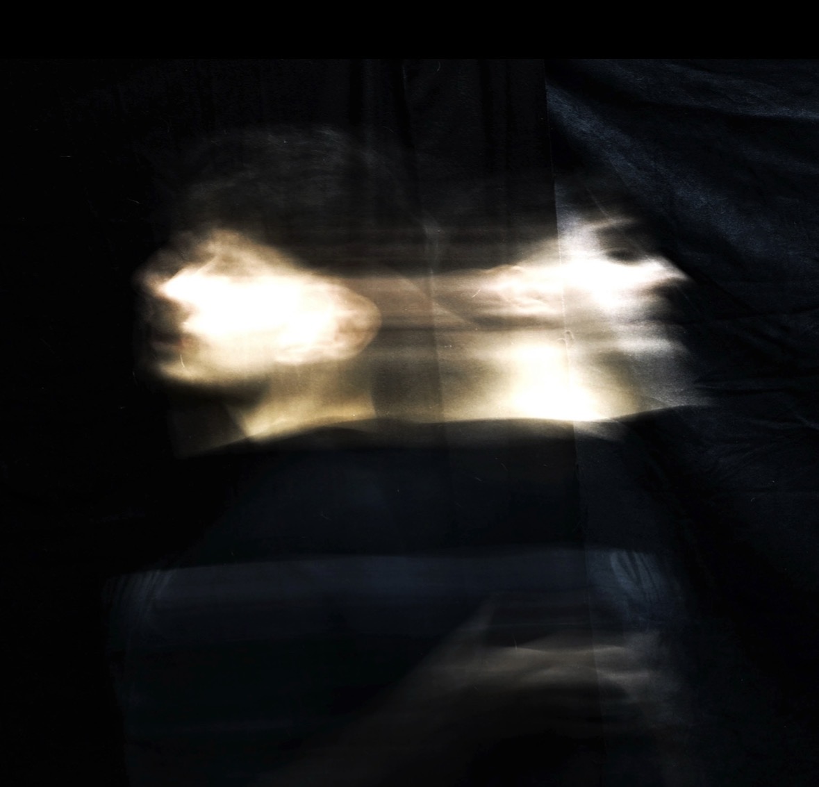 Profilbild von yasuooc mit experimenteller Bewegungsunschärfe und warmen Lichtspuren